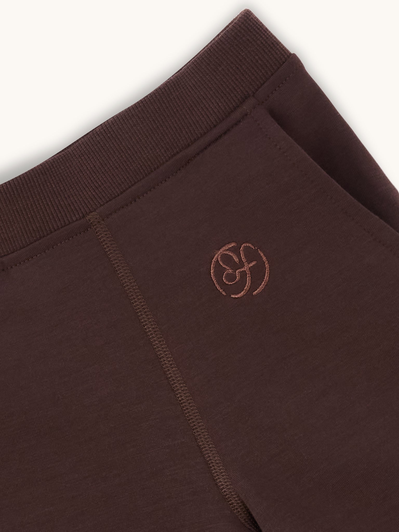 farren straight pant espresso logo closeup